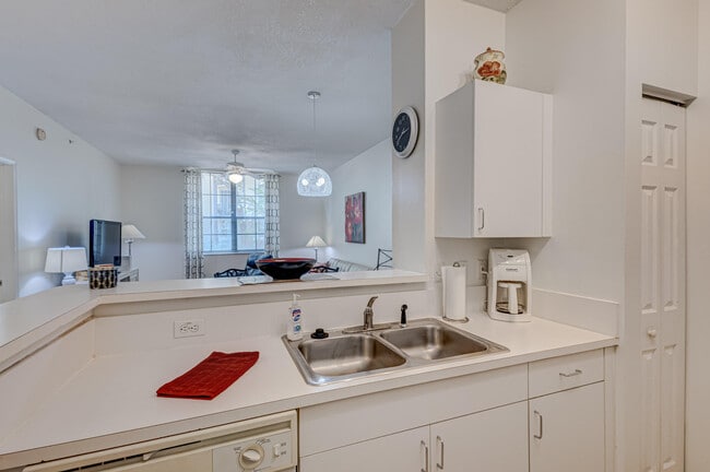 Building Photo - 630 S Sapodilla Ave