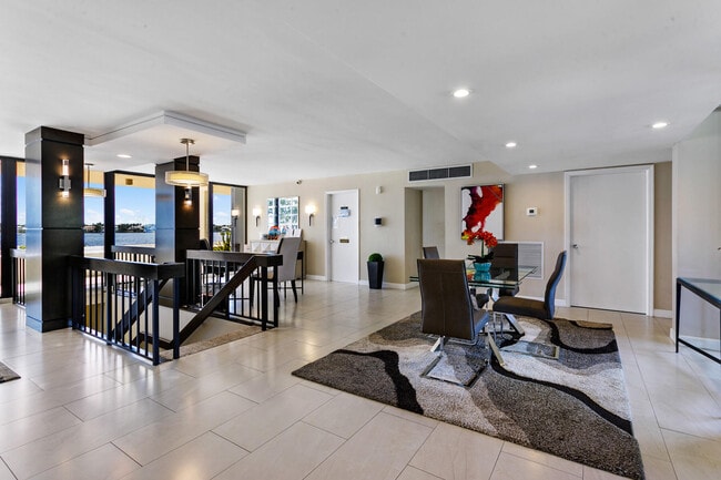 Building Photo - 130 Lakeshore Dr