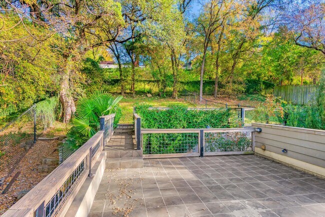 Building Photo - 701 Azie Morton Rd