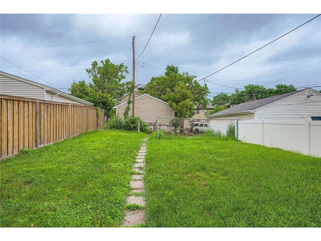 Building Photo - 595 Hawthorne Ave E