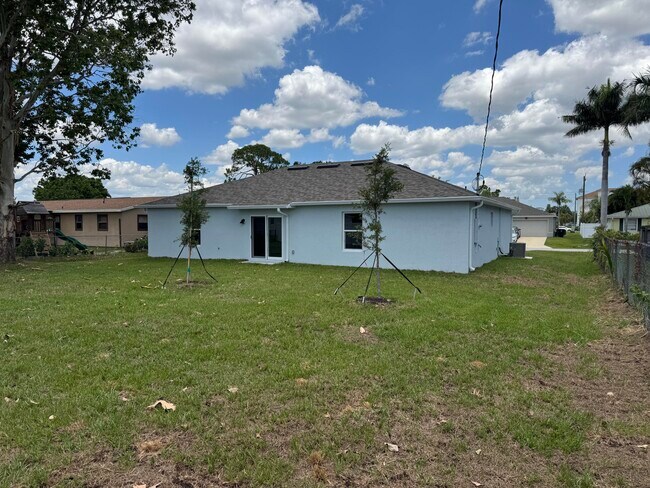 Building Photo - 532 SW Buswell Ave
