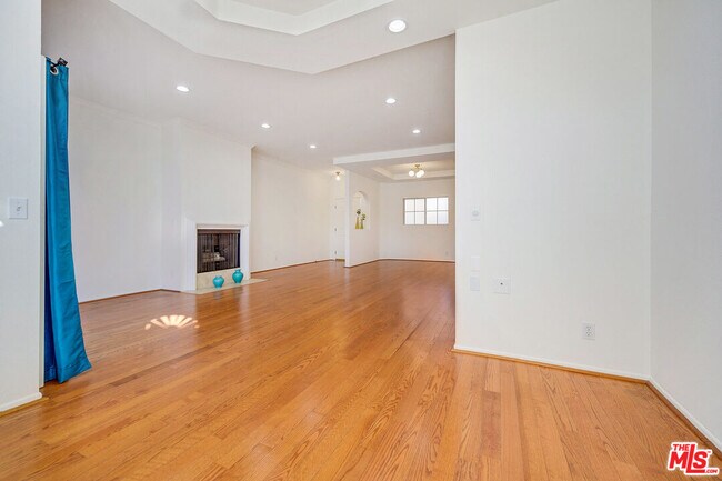 Building Photo - 14960 Dickens St