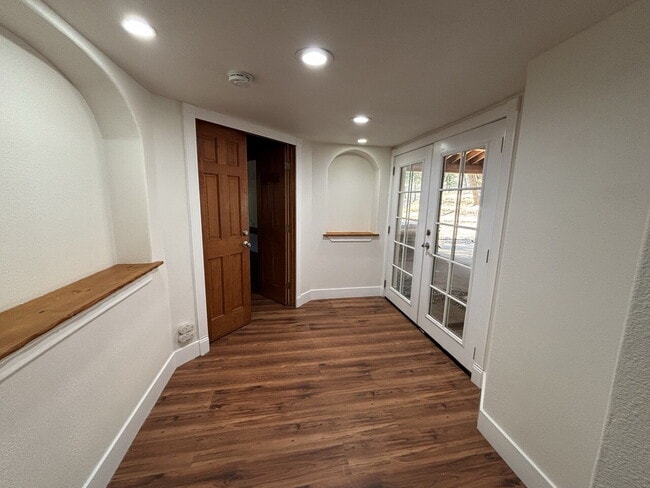 Building Photo - Fully remodeled home on acreage on N Shing...