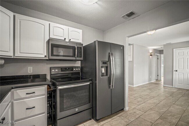 Building Photo - 2210 Parkview Dr