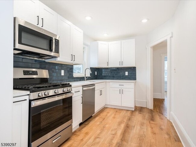 Building Photo - 14 Ravine Ave