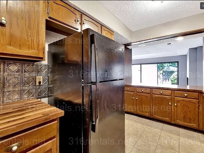 Building Photo - $1545 - 2 bed 2 bath - Duplex located in R...