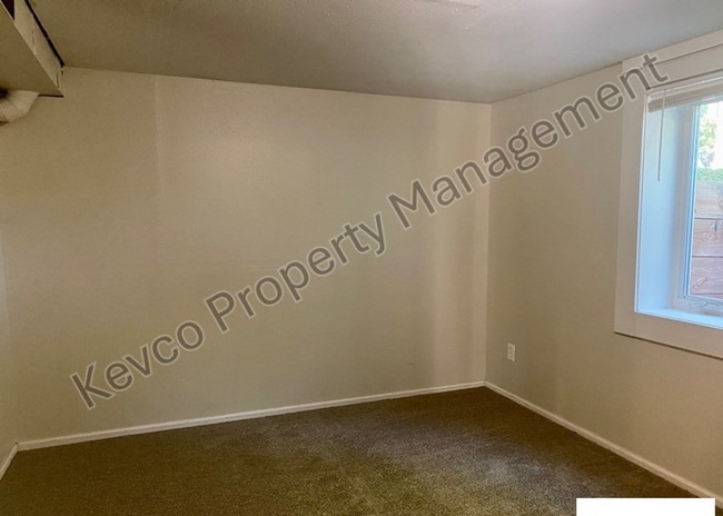 Building Photo - 1400 Hillcrest Dr