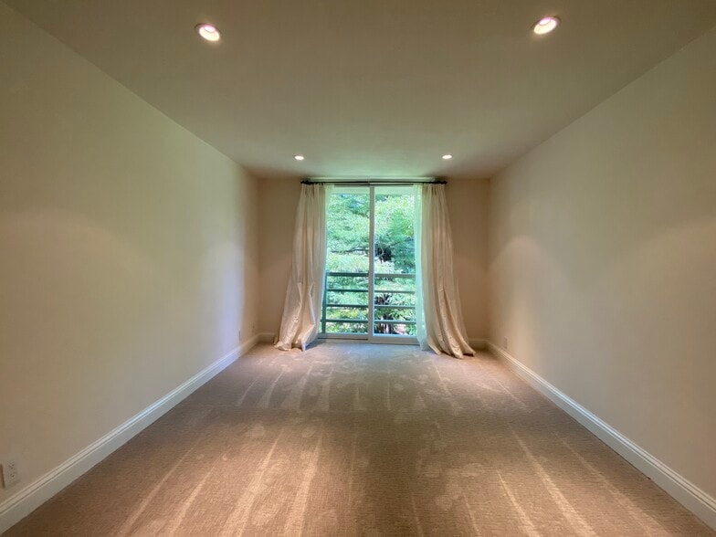 Master bedroom - 1100 Sharon Park Dr