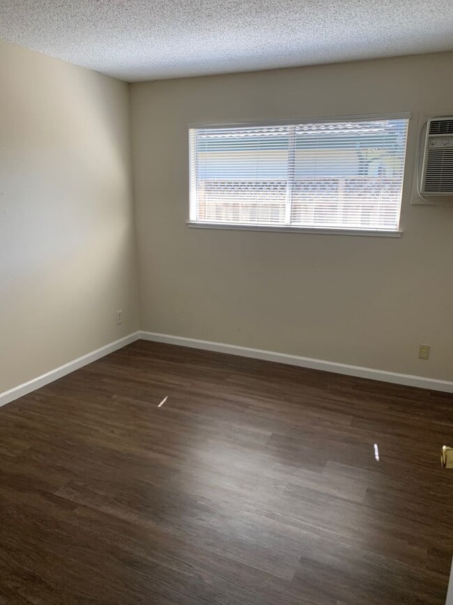 Building Photo - Excellent Value! Spacious Updated South Sa...