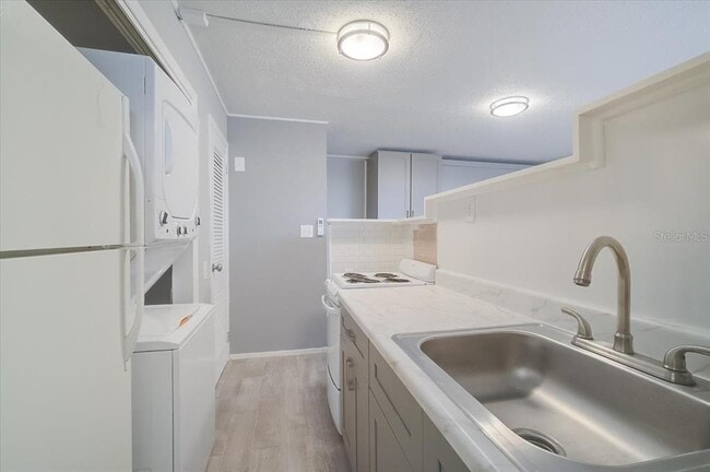 Building Photo - 1223 Cocoanut Ave