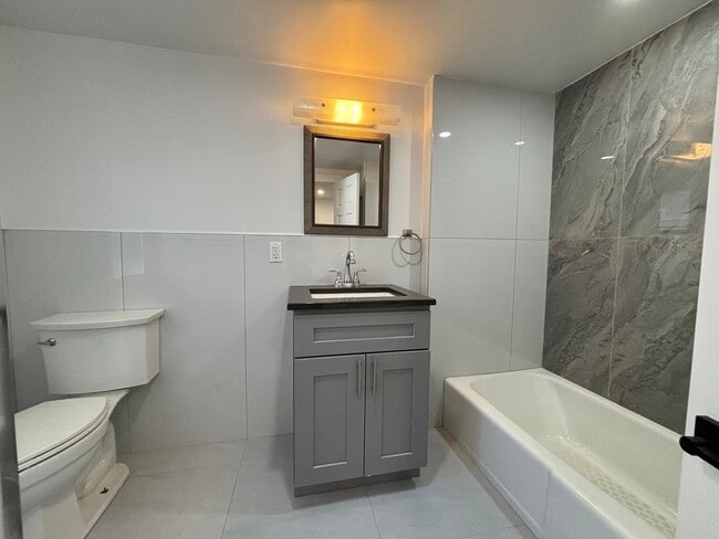 Building Photo - 2 Scofield Pl