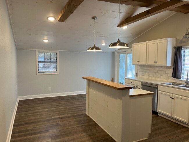 Building Photo - Charming, Spacious 3 bedroom 2 bath