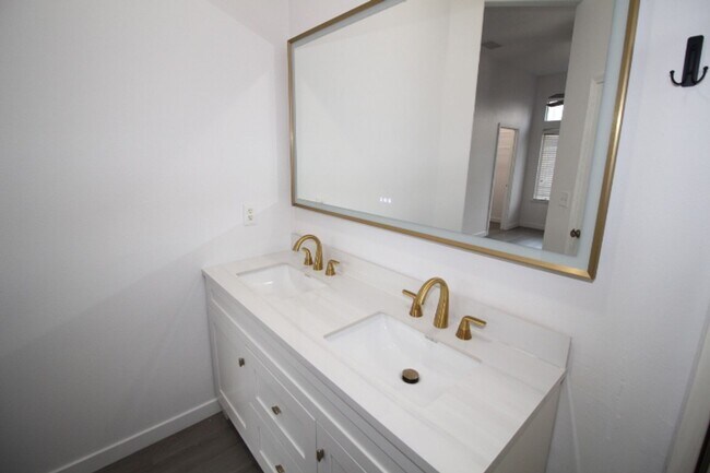 Building Photo - 2232 Golden Ave