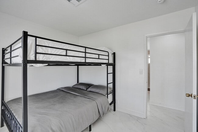 Building Photo - 1633 SE 5th Ct