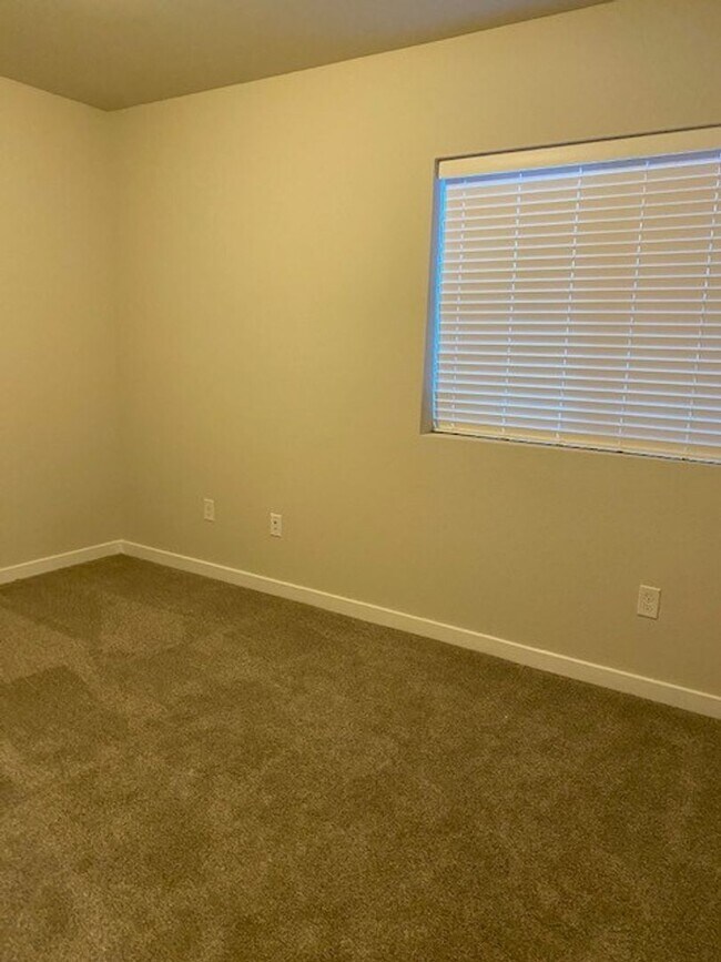 Building Photo - STUNNING 4 BED/4 BATH PATIO HOME IN FLYING HORSE!