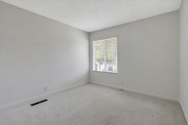 Building Photo - Great Location! Great Schools! Month to Mo...