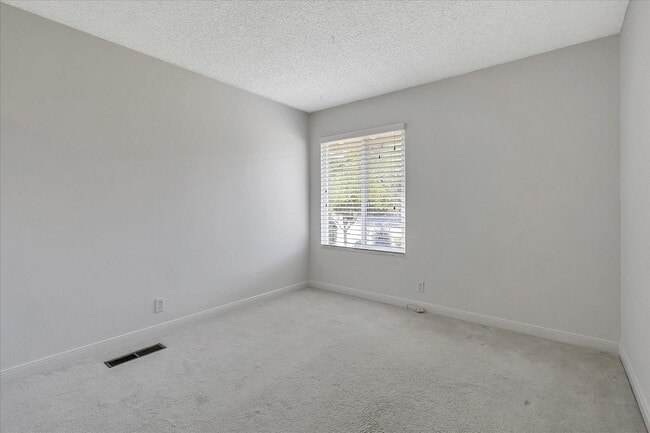 Building Photo - Great Location! Great Schools! Month to Month Only!