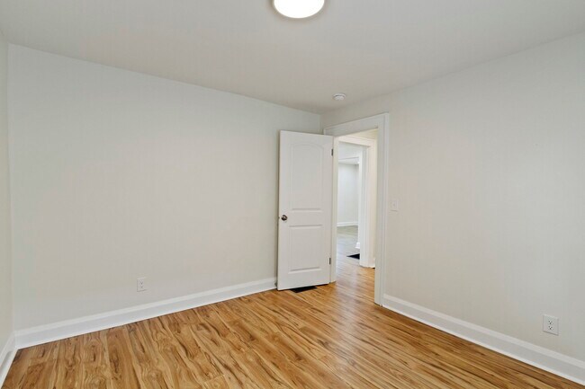 Building Photo - 1537 E Legrande Ave