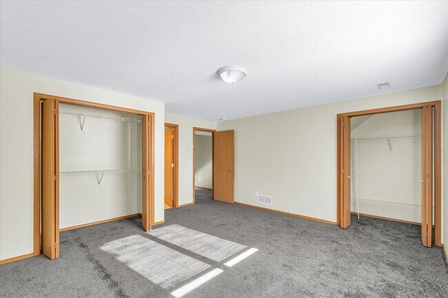 Building Photo - Spacious 3-Bed, 3.5-Bath Townhome with Attached Garage Overlooking Clearwater Park