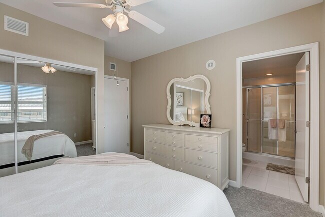 Building Photo - 2650 Lake Shore Dr