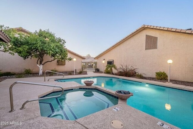 Building Photo - 3-bedroom townhome in great central Phoeni...