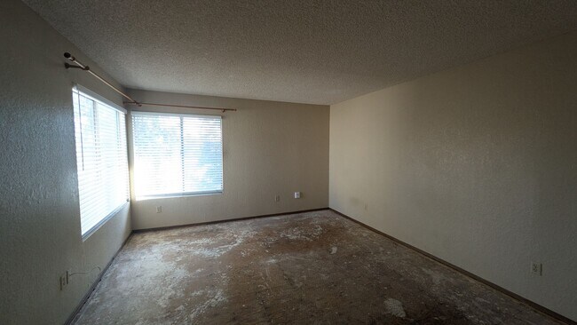 Building Photo - Townhome in Scripps Ranch - Available in July