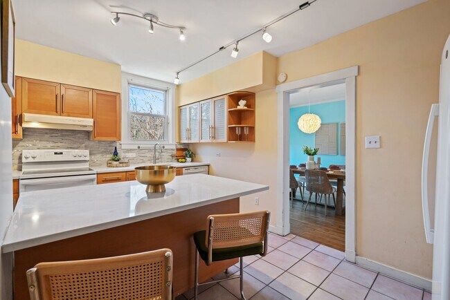 Building Photo - **Price reduction** Spacious 3-Bedroom Hom...
