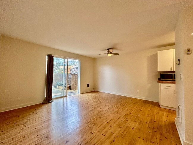 Building Photo - 2 Bed 1.5 Bath Townhouse ~ Fully Fenced Ba...