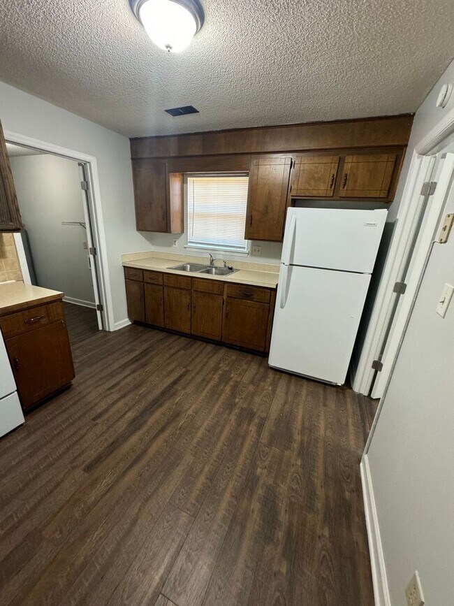 Building Photo - 3-Bedroom, 1.5-bathroom Brick Home with Garage ***RENT SPECIAL: FIRST MONTH FREE RENT!!!***