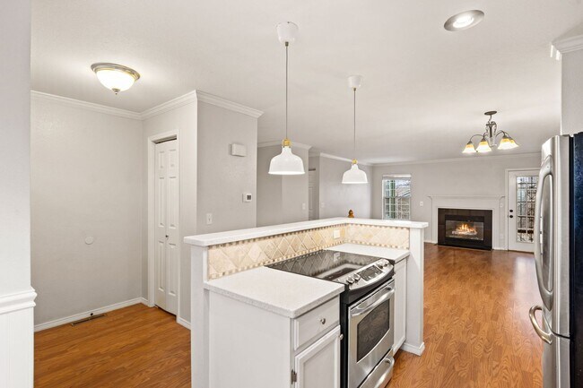 Building Photo - Updated 3-Bedroom Townhome in Ideal Location