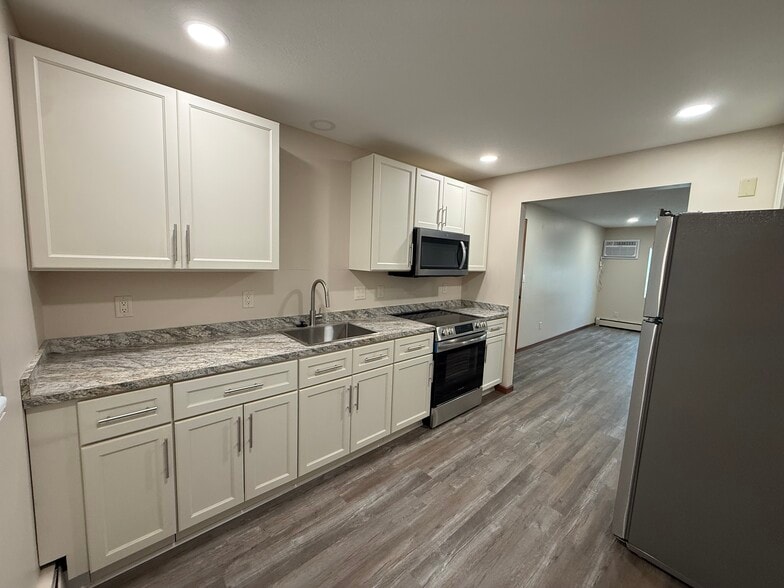 Kitchen Alternate view - 1322 W Montrose St