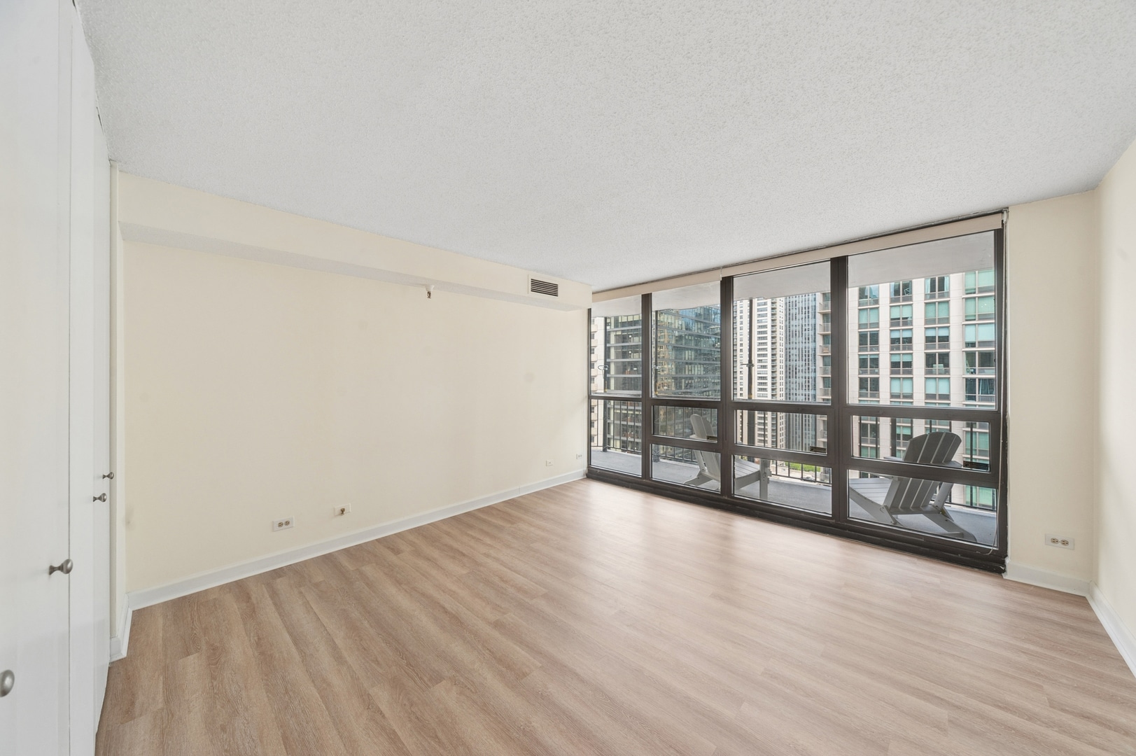 Building Photo - 10 E Ontario St