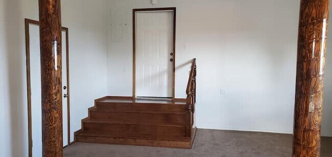 Building Photo - Log Home with close public lake access - A...