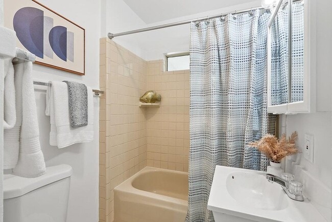 Building Photo - 1021 Leona Ct