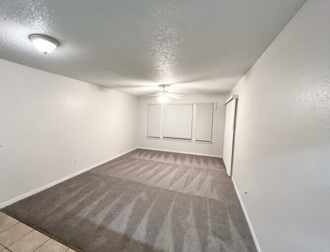 Building Photo - ** FOR SALE w/ FRI Agent ** TW4013