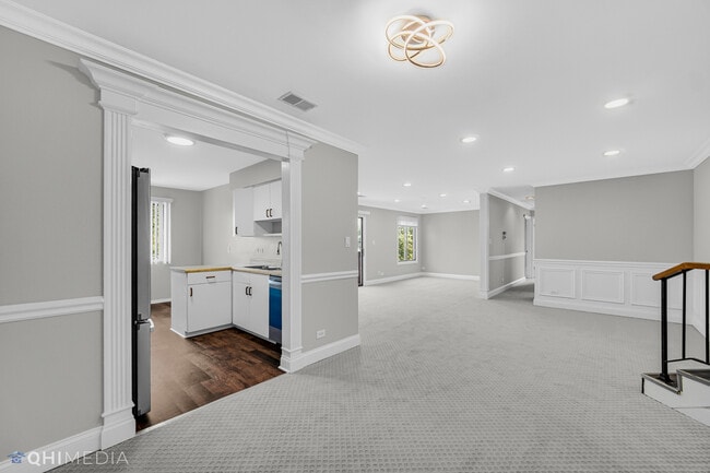 Building Photo - 920 Surrey Dr