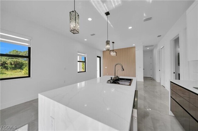 Building Photo - 711 Roma Ave S