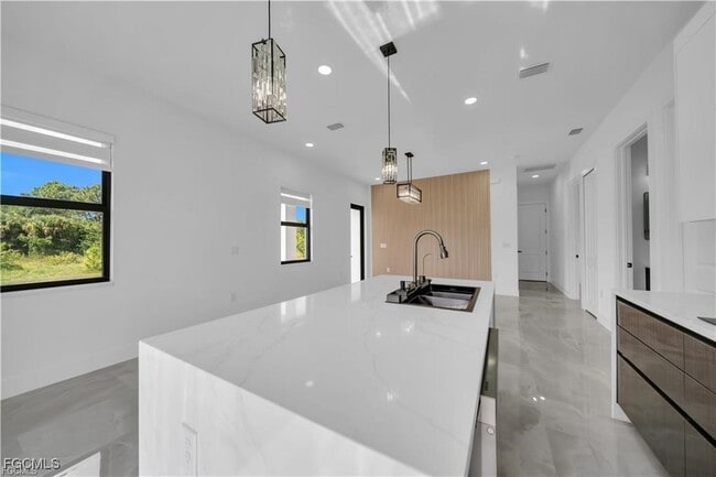 Building Photo - 713 Roma Ave S