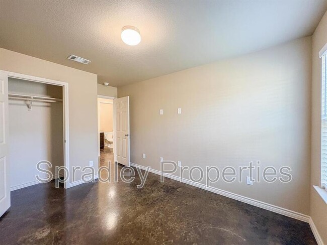Building Photo - 1009B Llano Ct