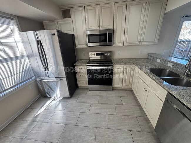 Building Photo - 459 Charter Oak Dr