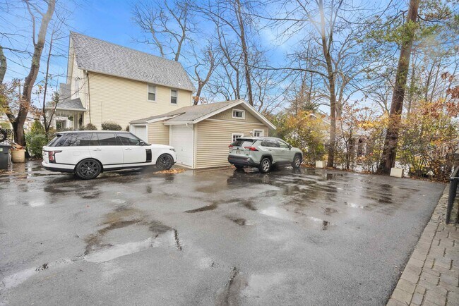 Building Photo - 168 Woodside Ave