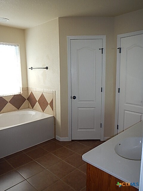 Building Photo - 406 Hedy Dr