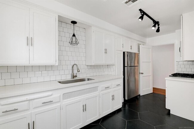 Building Photo - 4774 College Ave