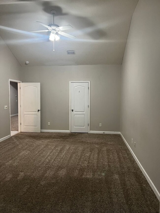 Building Photo - 3/2 fenced in yard with pool access!