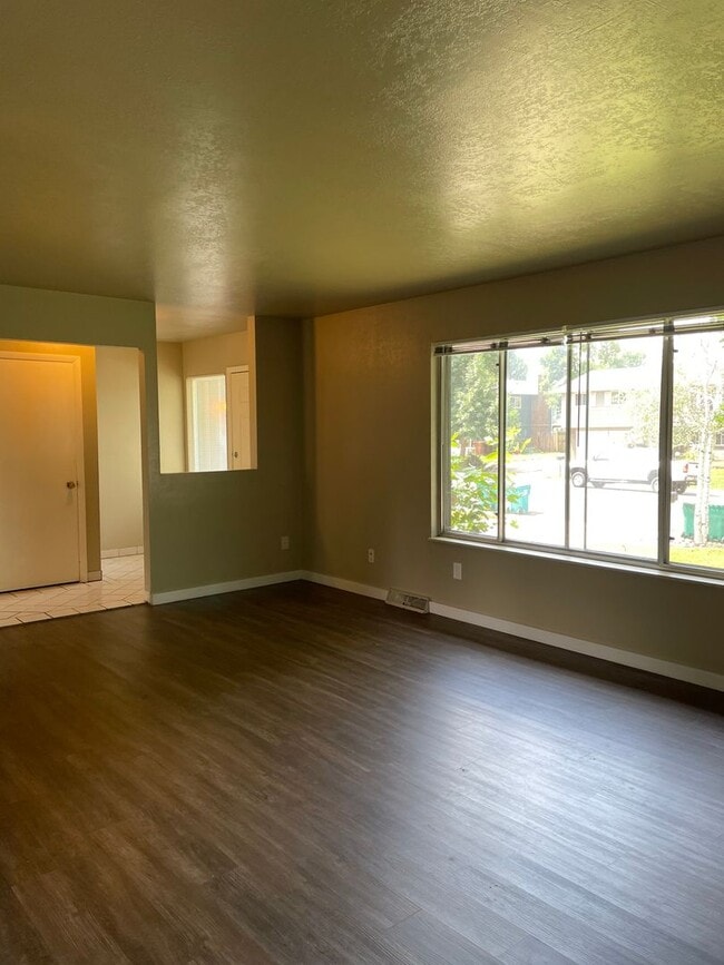 Building Photo - STUDENTS WELCOME! 5 Bedroom 3 Bathroom Single Family Home West Fort Collins