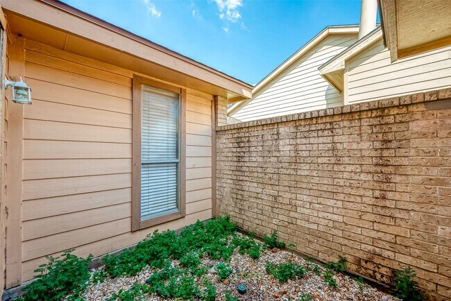 Building Photo - 1490 Hunters Park Dr