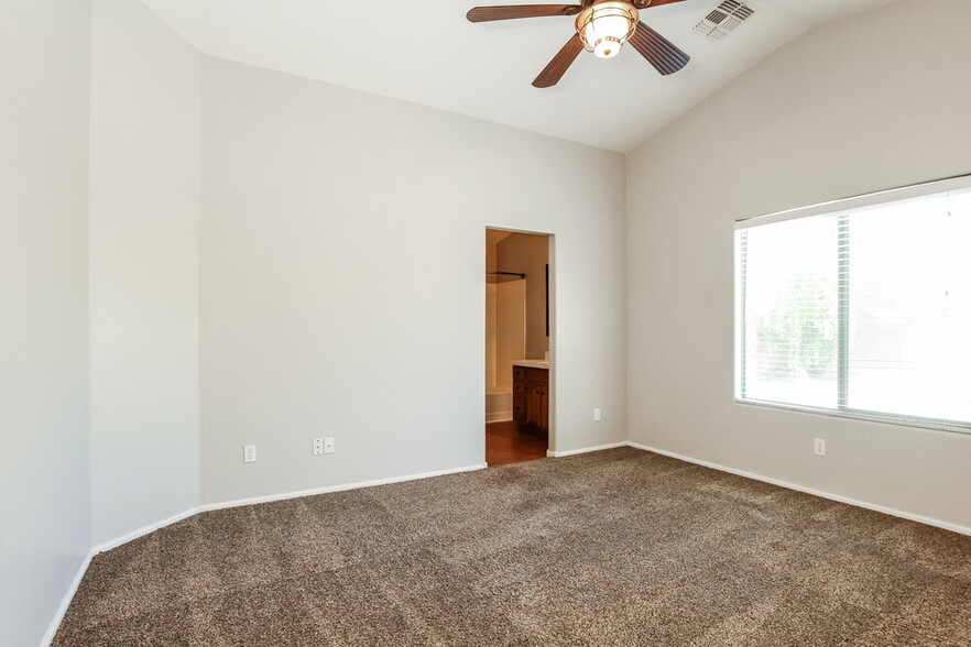 Building Photo - 410 E Daniella Dr