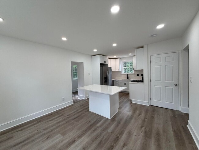 Building Photo - Spacious NE Roanoke City Home!
