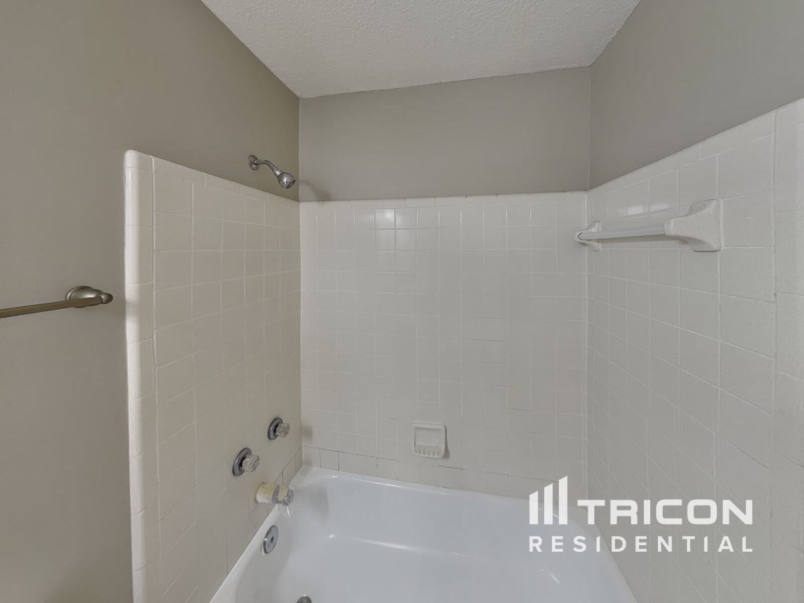 Building Photo - 1707 Ashwood Cir