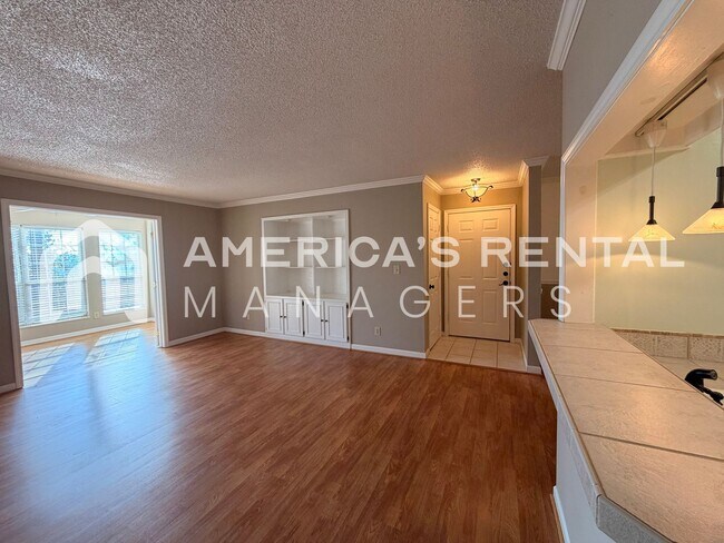 Building Photo - Inverness Area Living: Utilities Included plus Pool Access